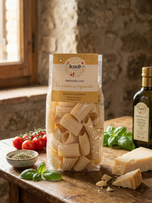 Paccheri ondulati Km0italia pasta artigianale in primo piano con ragù