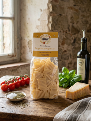 Pantaccioni Km0italia pasta artigianale ampia in primo piano con ragù