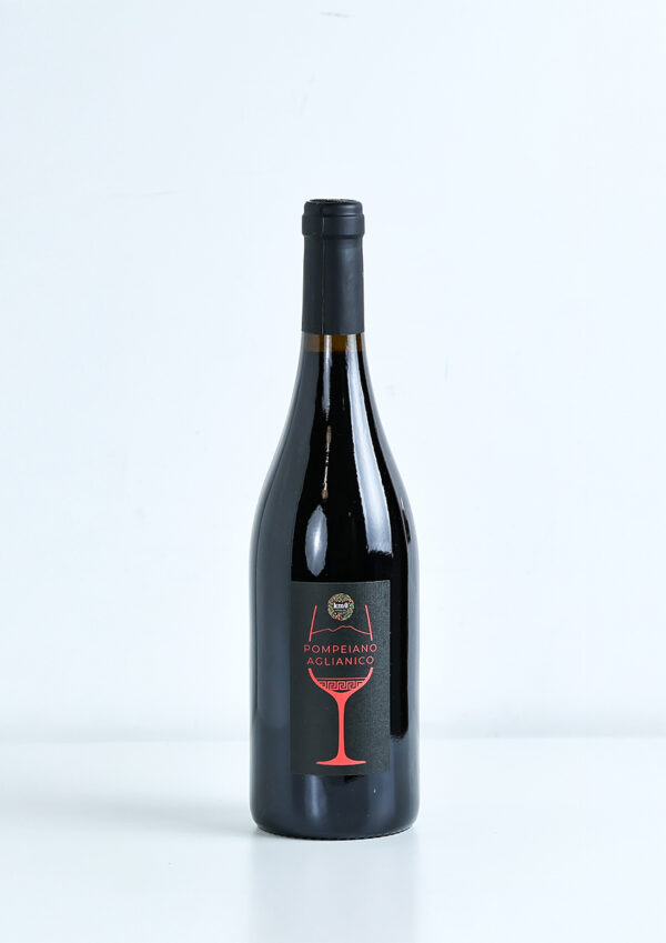 "Bottiglia di vino Pompeiano Aglianico IGP rosso del Vesuvio"