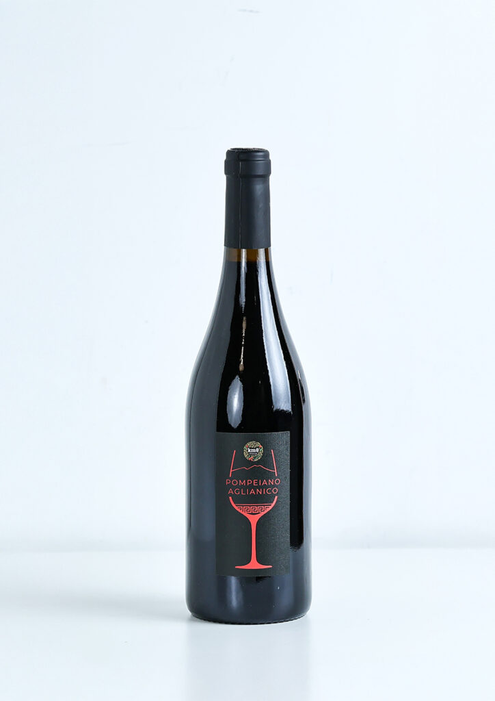 "Bottiglia di vino Pompeiano Aglianico IGP rosso del Vesuvio"