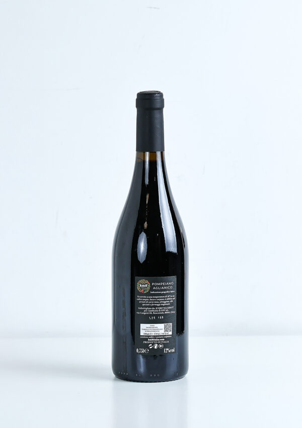 "Bottiglia di vino Pompeiano Aglianico IGP rosso del Vesuvio"