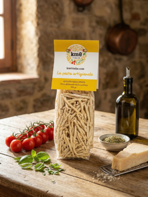 Fusilli caserecci Km0italia pasta artigianale attorcigliata in primo piano con ragù