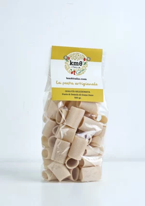 Paccheri rigati artigianali Km0italia trafilati al bronzo in primo piano.