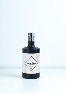 Bottiglia di Gin Voléra artigianale italiano con Limone di Sorrento e botaniche mediterranee