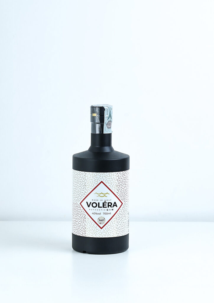 Bottiglia di Gin Voléra artigianale italiano con Limone di Sorrento e botaniche mediterranee