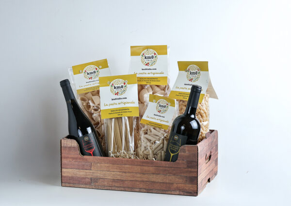 Cascetta degustazione grande con pasta artigianale e vini campani Aglianico e Catalanesca