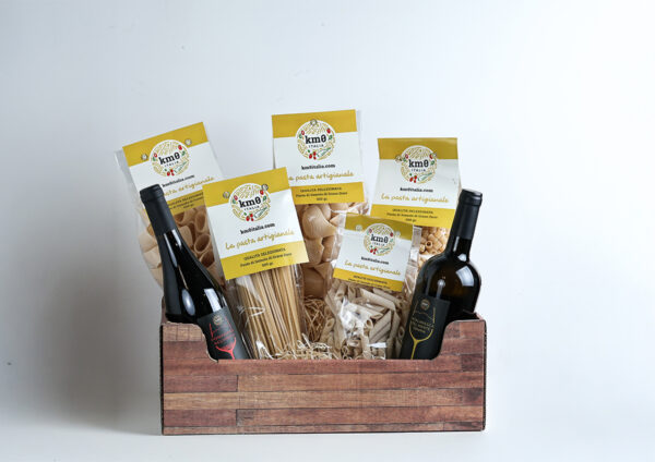Cascetta degustazione grande con pasta artigianale e vini campani Aglianico e Catalanesca