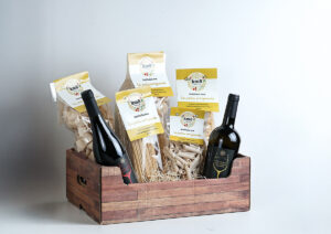 Cascetta degustazione grande con pasta artigianale e vini campani Aglianico e Catalanesca