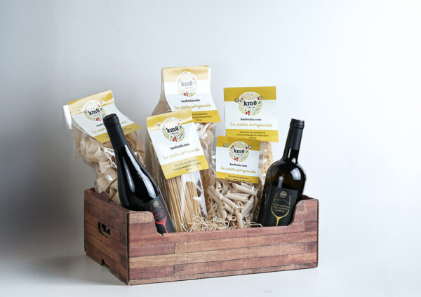Cascetta degustazione grande con pasta artigianale e vini campani Aglianico e Catalanesca