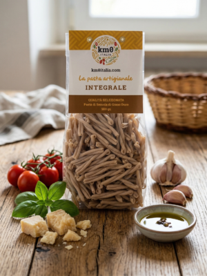 Caserecce integrali Km0italia in primo piano con grano e piatto rustico