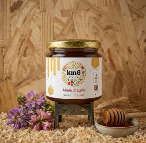 Miele di sulla artigianale Km0italia in vasetto di vetro con consistenza naturale e colore chiaro