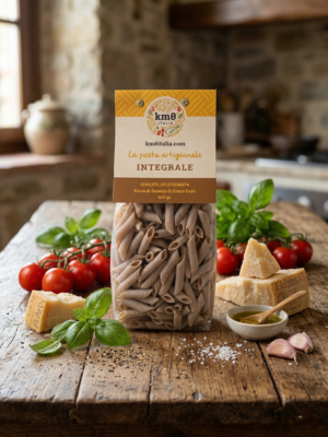 Pennette rigate integrali Km0italia in primo piano con grano e piatto rustico