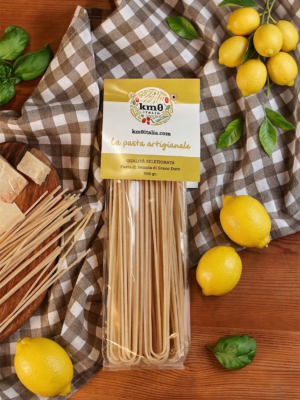 Spaghetti al Limone Km0italia in primo piano con scorza di limone e olio d’oliva