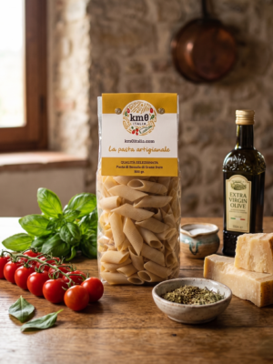 Penne rigatoni Km0italia pasta artigianale rigata in primo piano con sugo ricco