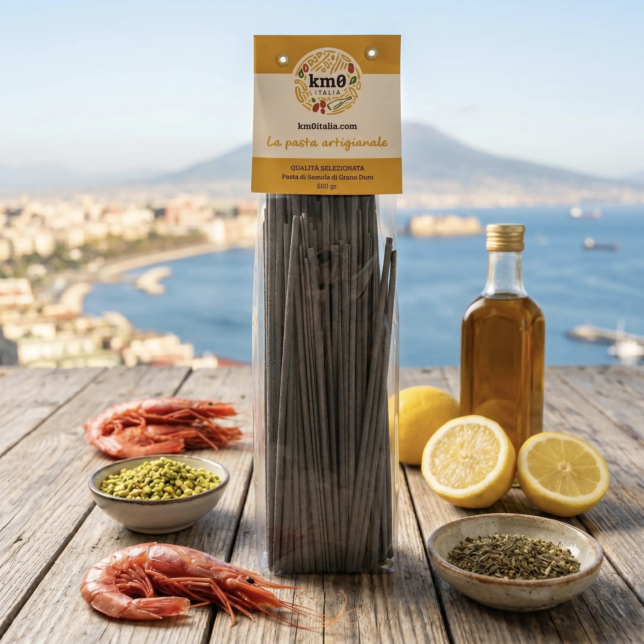 Linguine al nero di seppia Km0italia pasta artigianale nera con frutti di mare in primo piano